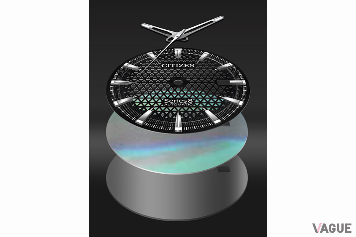 「830 Mechanical」は、白蝶貝と格子状の金属を重ねた3層構造の文字板を採用