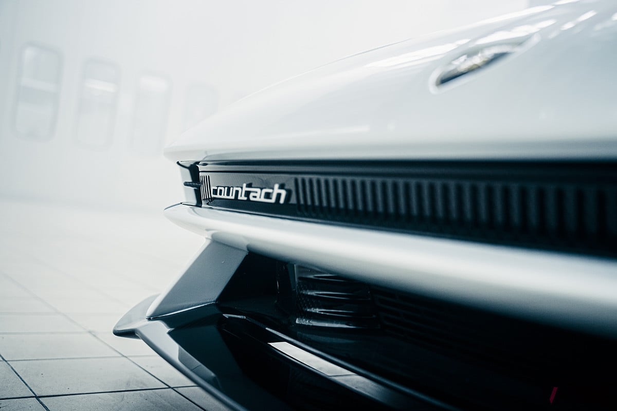 フロントの右サイドには「Countach」の文字