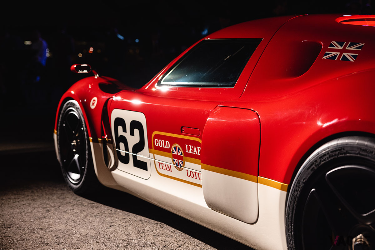 デザインは、1960年代のレーシングカーを思い起こさせるもの