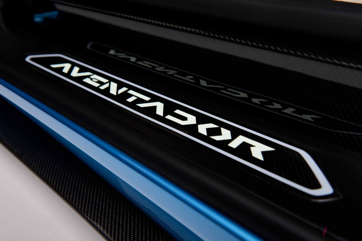 サイドステップに奢られた「AVENTADOR」の文字