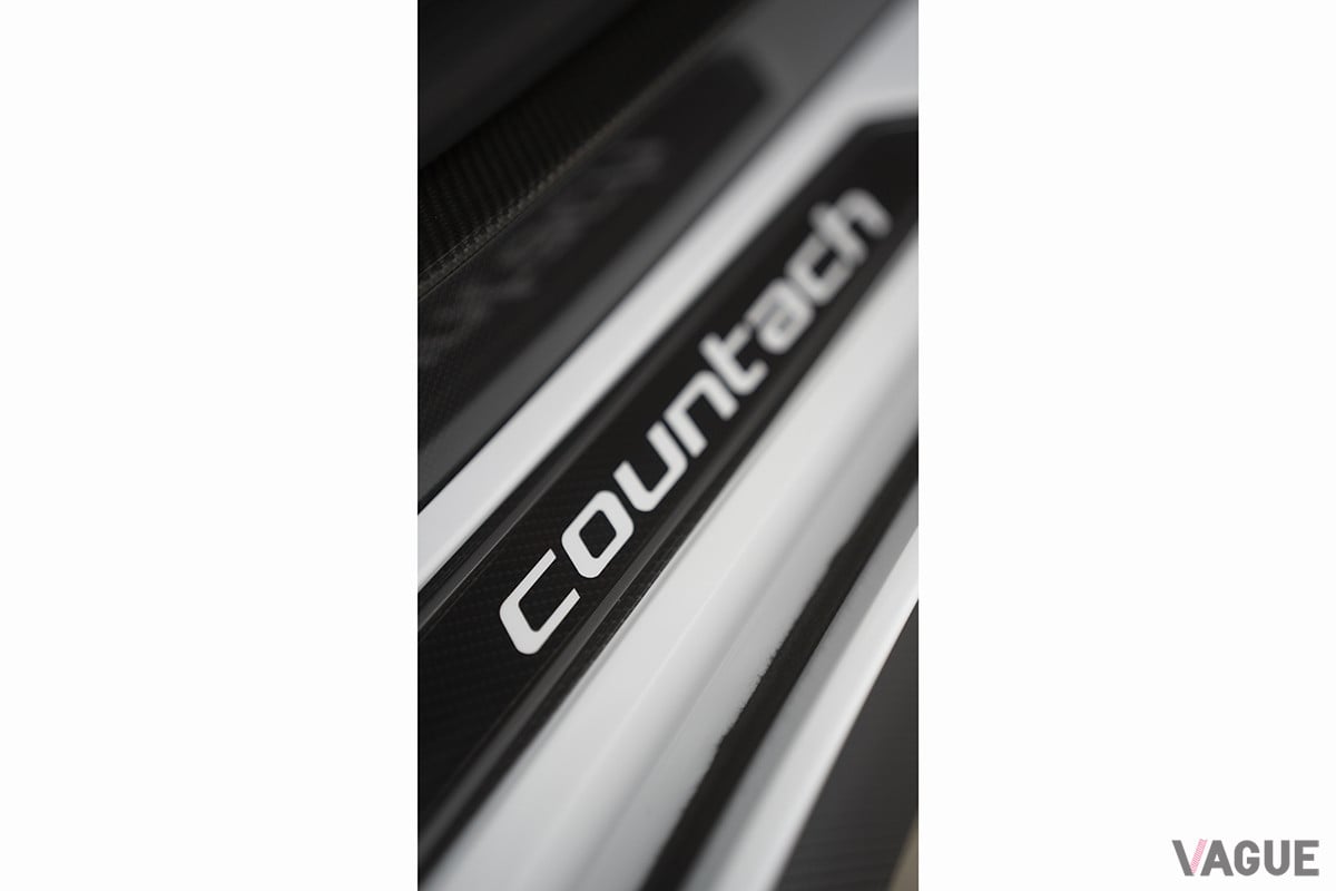 サイドシルにはCountachの文字が収まっている