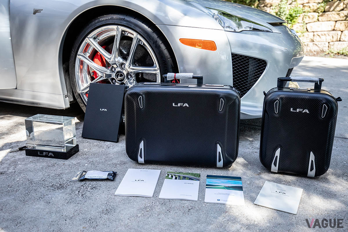 取扱説明書はもちろん、専用ケースなども揃っている（C）2021 Courtesy of RM Sotheby's