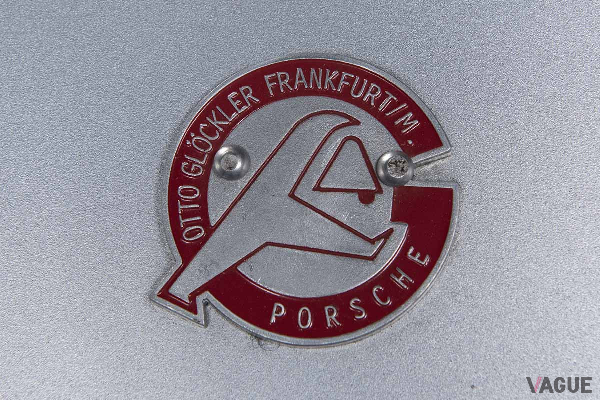 グルックナーとポルシェのダブルネームのエンブレム（C）2021 Courtesy of RM Sotheby's