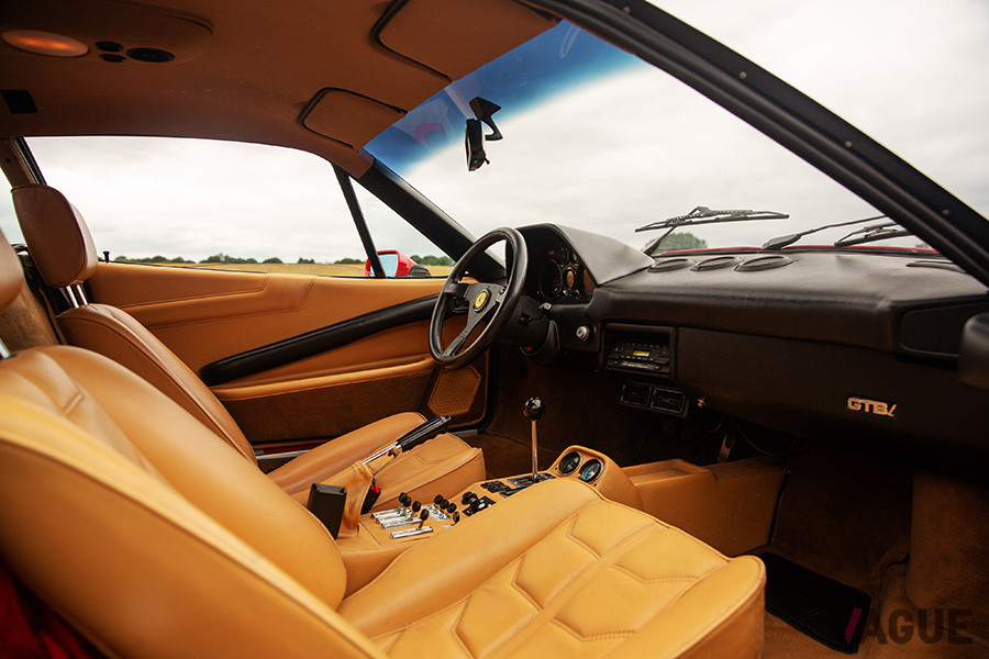 ロッソ・コルサのボディーカラーにベージュのインテリア（C）2020 Courtesy of RM Sotheby's