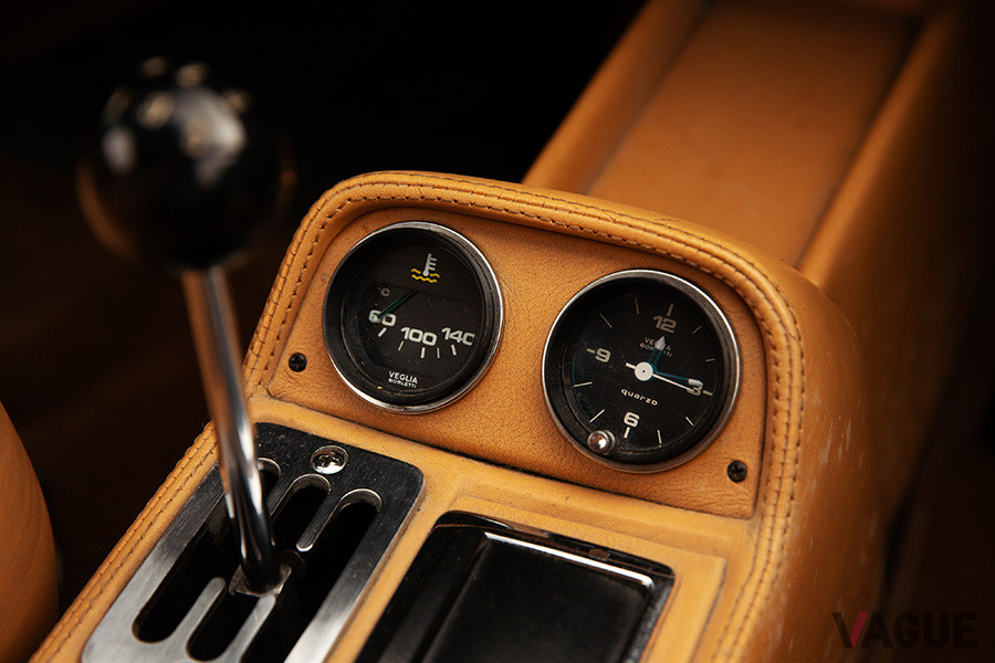 水温計とアナログ時計がシフトゲートのすぐ近くにレイアウトされている（C）2020 Courtesy of RM Sotheby's