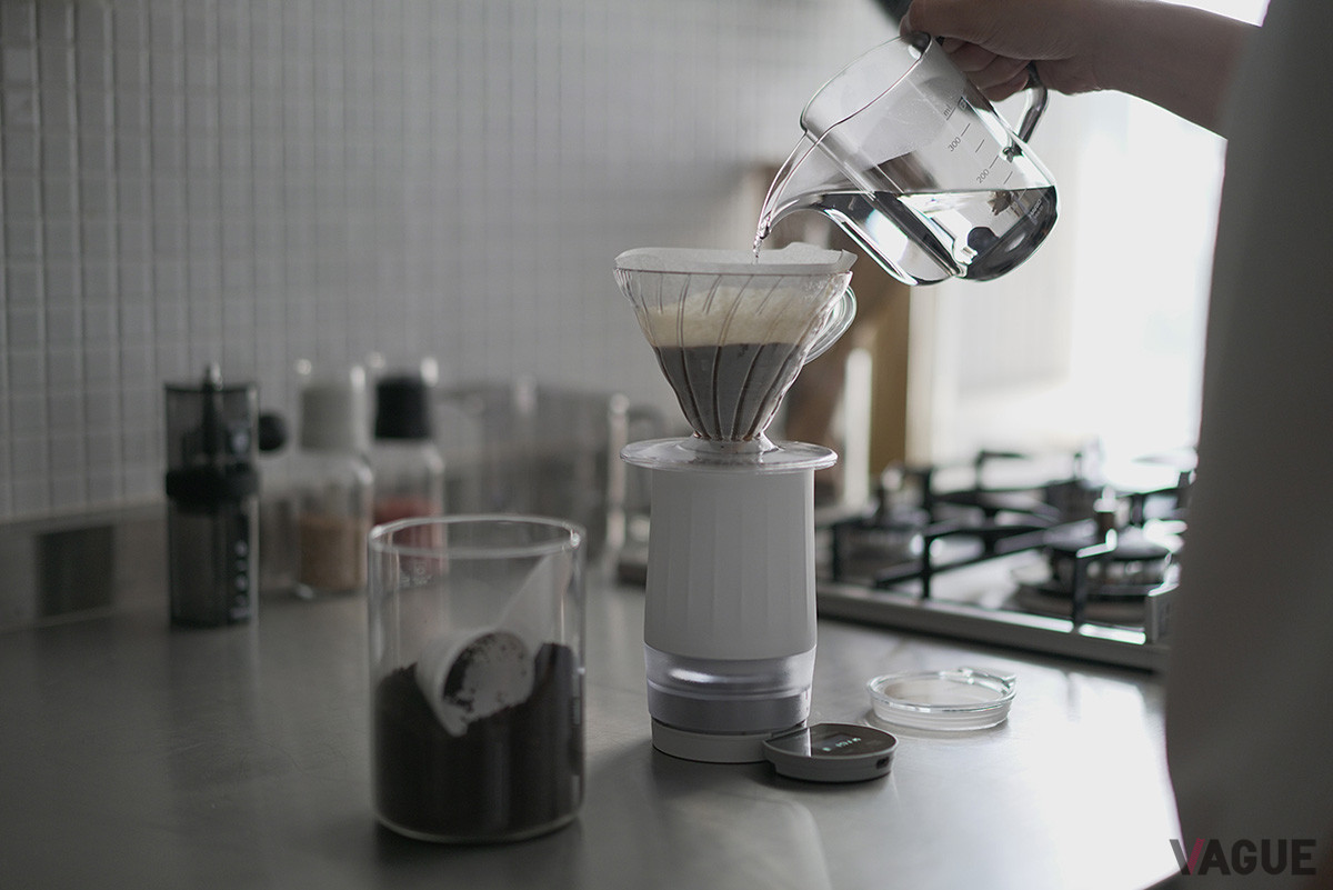 コーヒースケールの数値を参考にしながらドリップできるので初心者でも簡単