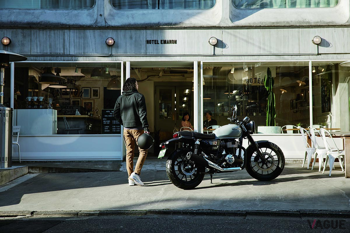 なにげない日常のシーンにも自然と溶け込む秀逸なデザインはホンダ「GB350」最大の魅力だ
