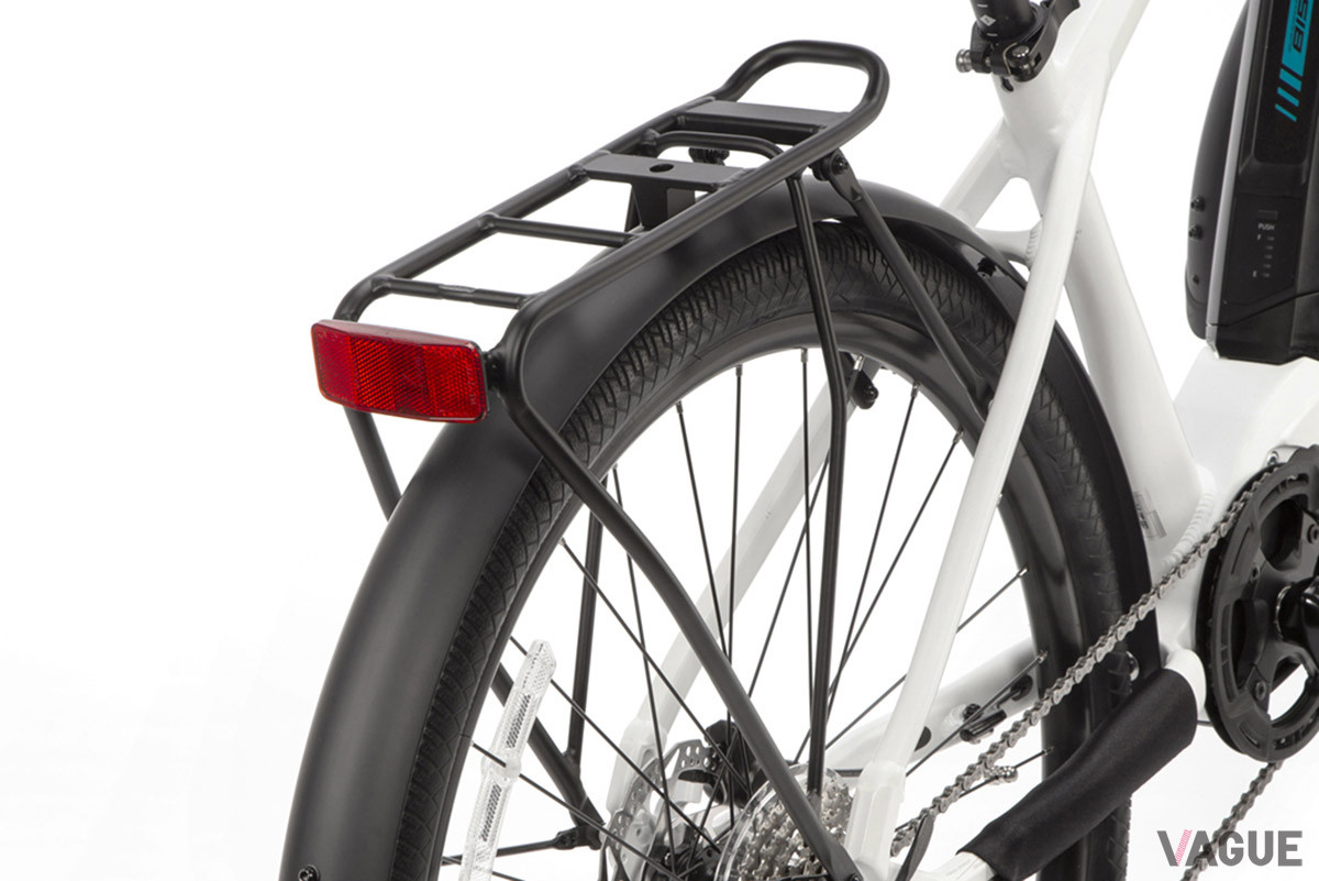 「XU1」は700×50Cという太いタイヤを装着し、前後フェンダーやキャリアも装備する