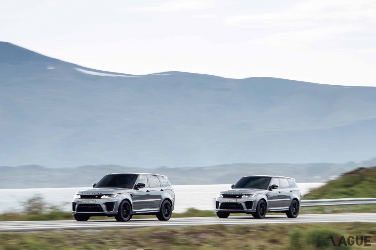 メイキングビデオを見る限り、同じ仕様の2台のレンジローバー・スポーツSVRが登場するようだ