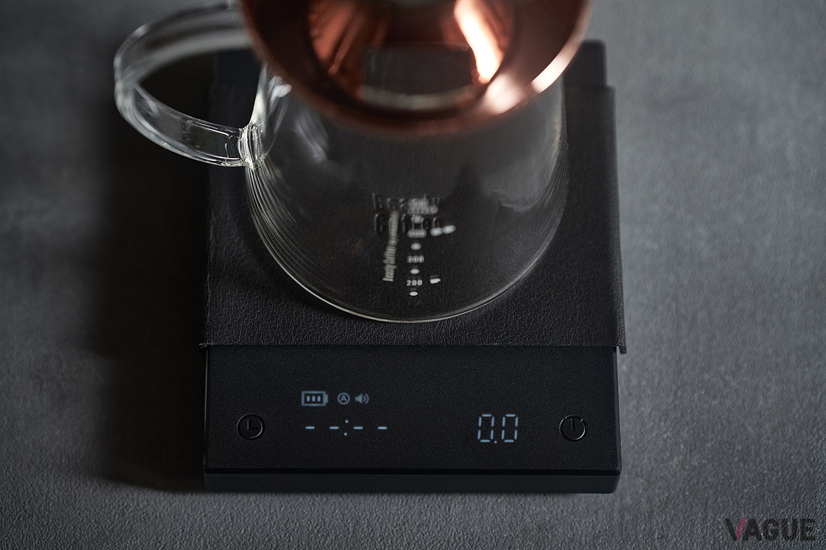 「COFFEE SCALE」は抽出時間と計量を同時におこなえる自動モードを搭載。計量の遅延が少なく、よりリアルタイムに近い抽出量を測れる