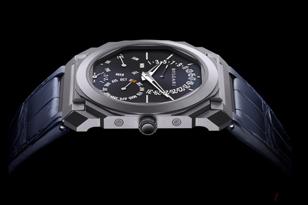 チタンの2倍の硬度を誇るという素材「タンタル」を使用。径40mm、厚さ5.80mのタンタル製ケース、タンタル製リューズ