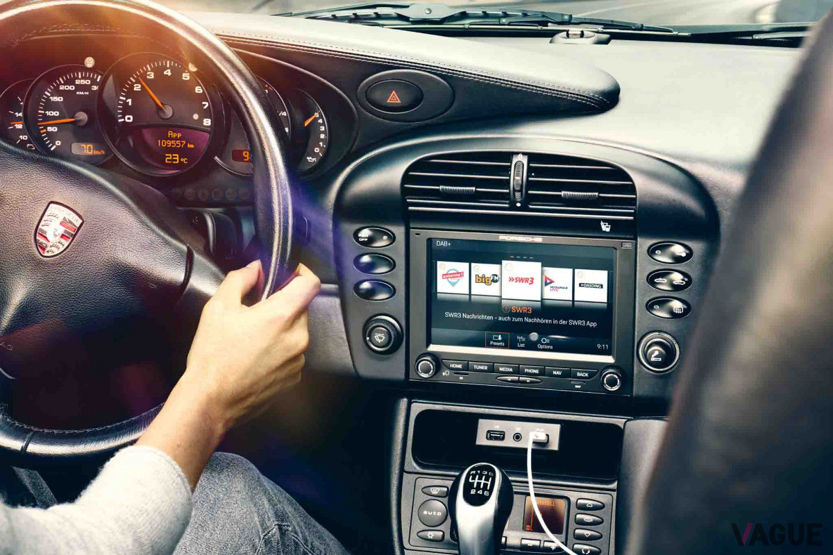 「ポルシェクラシックコミュニケーションマネジメントシステムプラス（PCCM Plus）」をインストールしたセンターコンソール