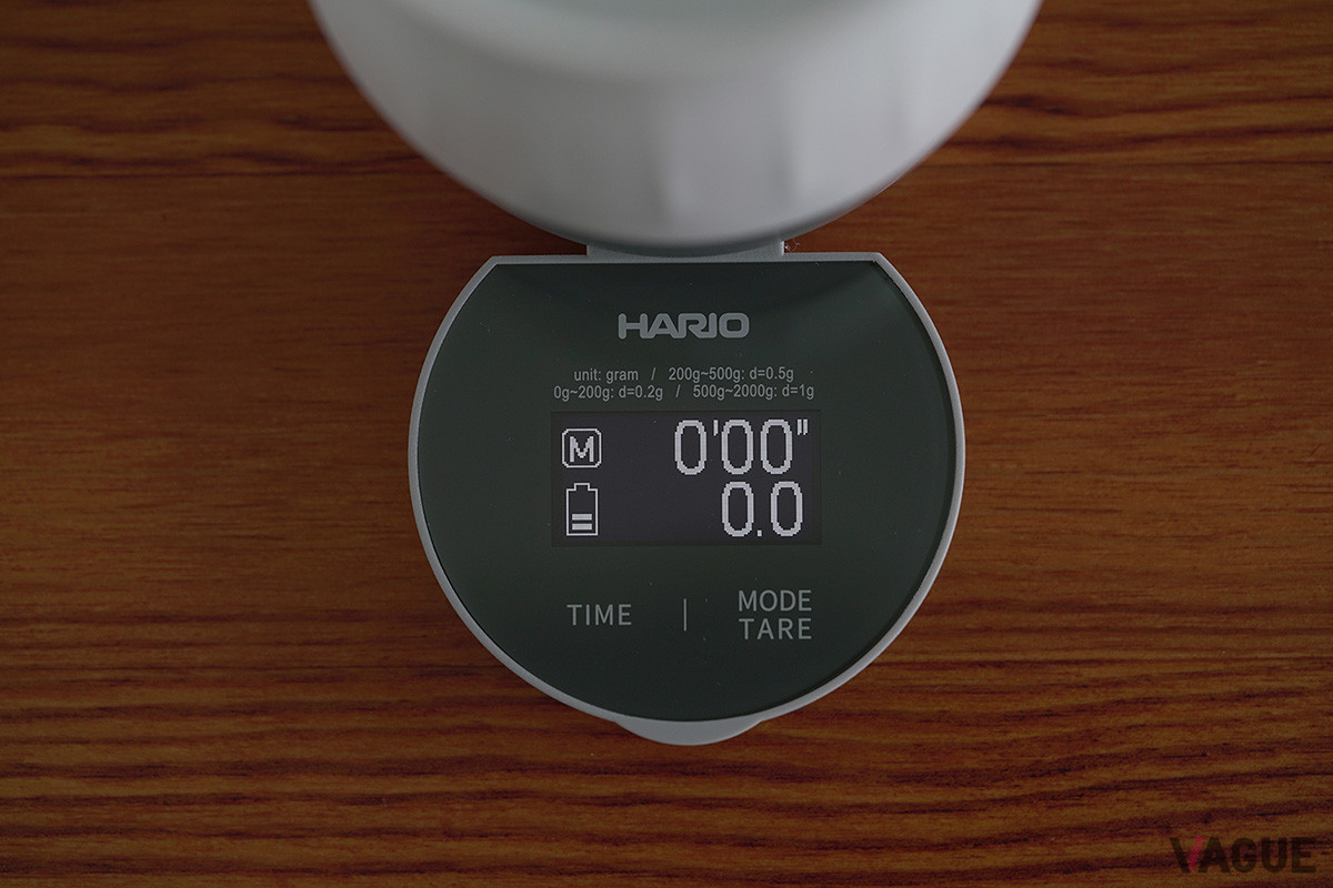 お湯を注ぎ始めるとスケールのタイマーがカウントアップ。同時に、湯量をリアルタイムで表示する
