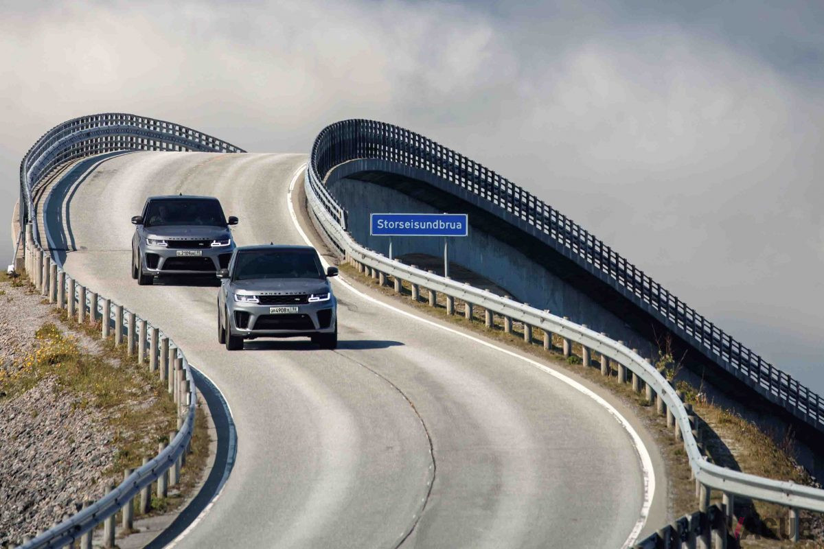 『007／ノー・タイム・トゥ・ダイ』に登場するレンジローバー・スポーツSVR