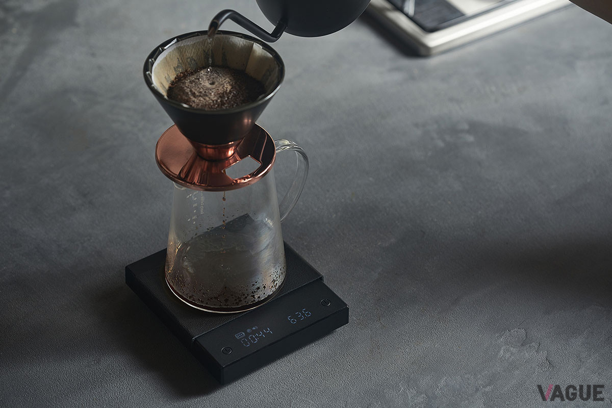 「COFFEE SCALE」の自動モードはお湯を注ぎ始めると自動でタイマーが作動して計量をスタートするので、ハンドドリップに集中しやすい