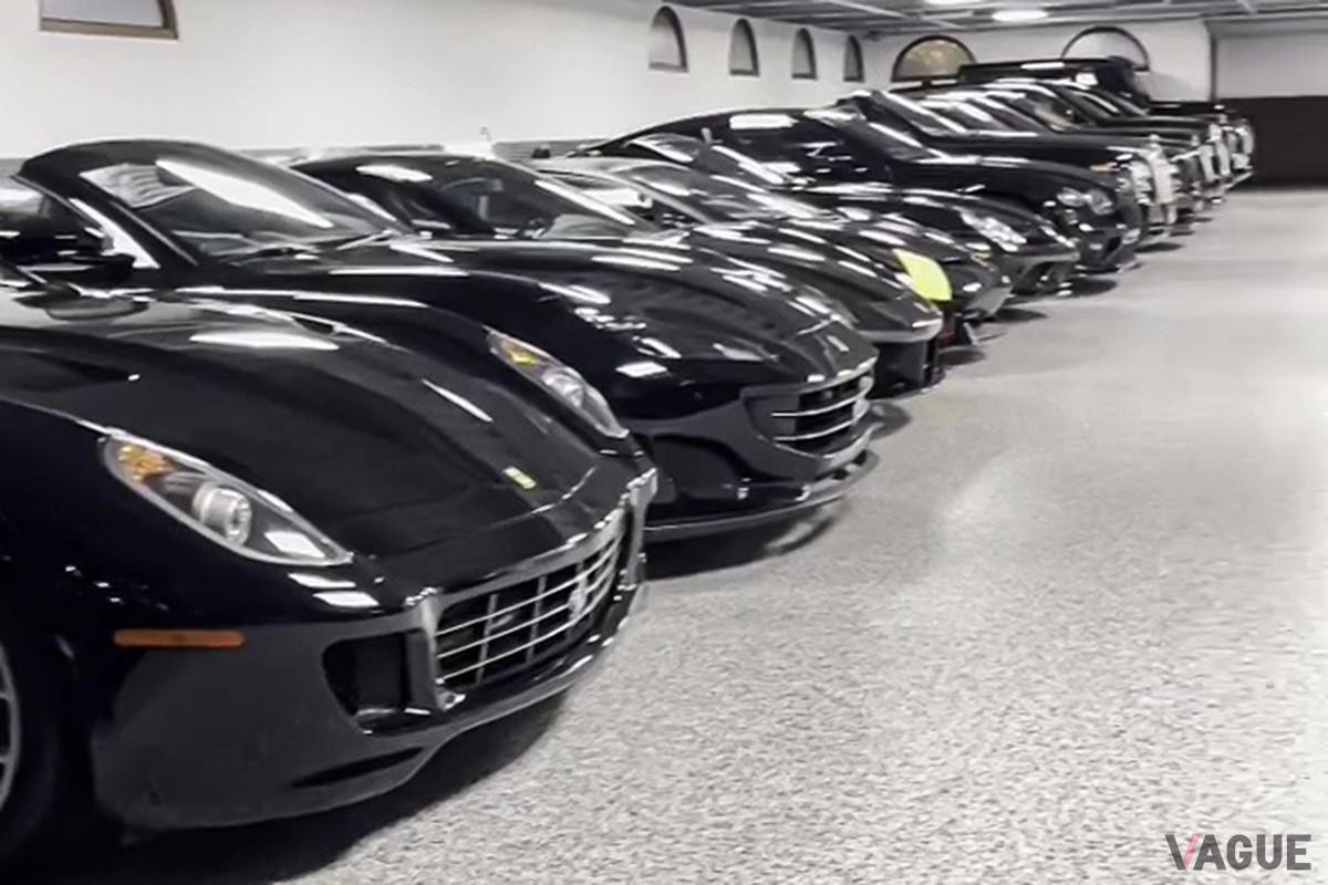 このガレージは、ブラックで統一されたフェラーリ「599」や「F12ベルリネッタ」などの超高級車で埋め尽くされていた（C）@floydmayweather