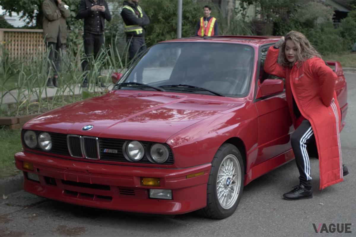 初代M3とリタ・オラ（C）Youtube「Your Song – Behind the Scence（Rita Ora）」