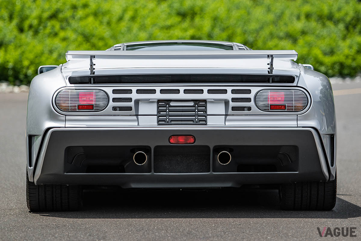 約3億600万円で落札されたブガッティ「EB110 SS」（C）2021 Courtesy of RM Sotheby's