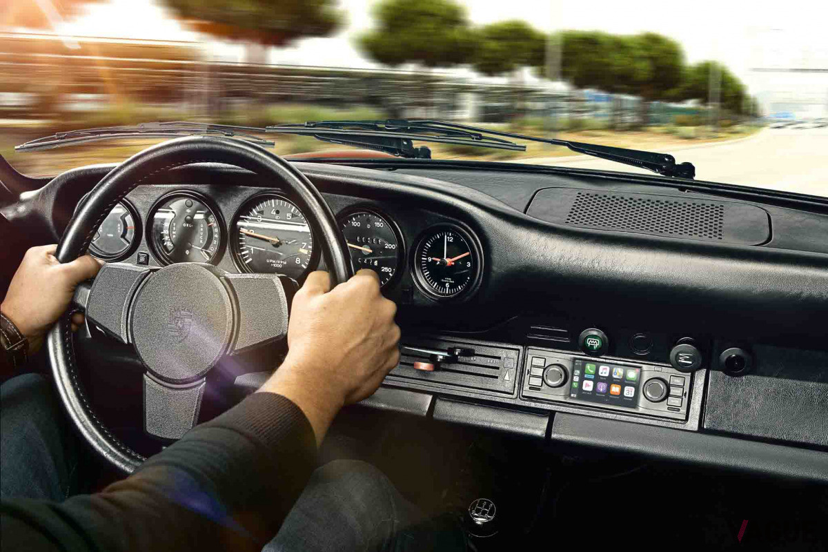 「ポルシェクラシックコミュニケーションマネジメントシステム（PCCM）」をインストールしたセンターコンソール