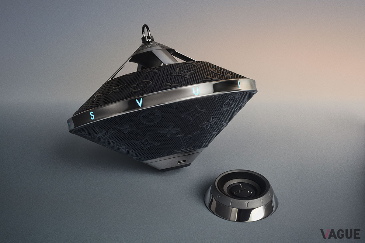 フル充電で最大12時間再生。重さが約1kg、直径が18cm (C) Louis Vuitton Malletier