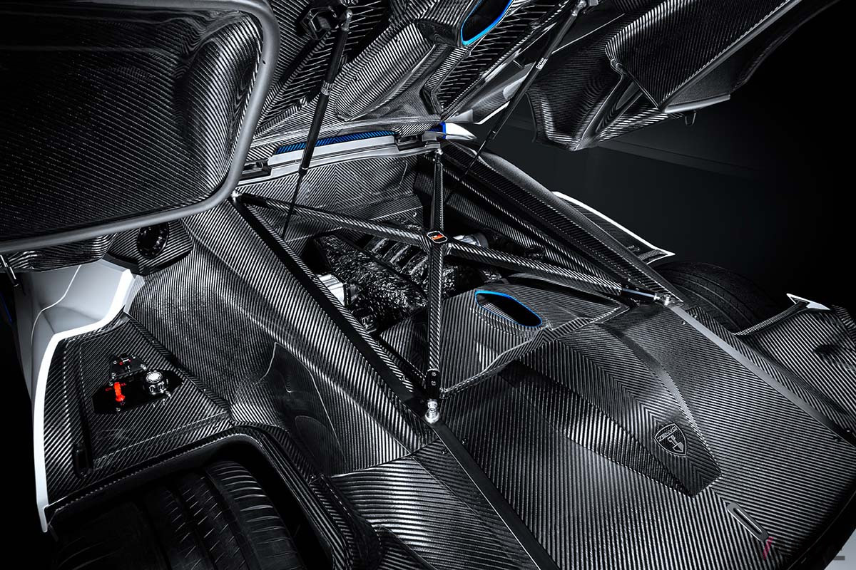 5.8リッターV型8気筒ツインスーパーチャージャーは1194psを発揮