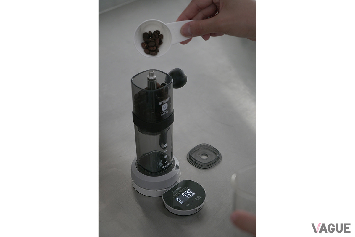スケールは、焙煎前や挽く前のコーヒー豆、ドリップ前にはコーヒー粉の計量にも使える