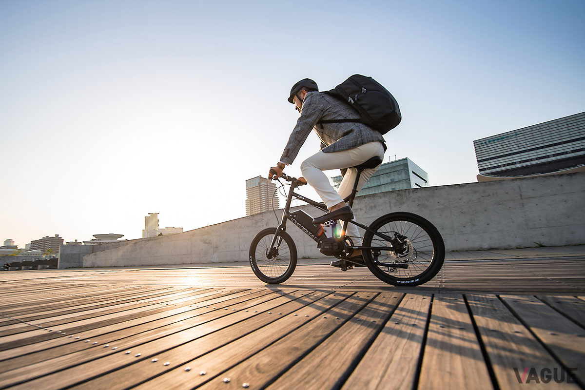 「EASEL-E」は前後20インチの小径タイヤを採用し、外装8段変速ギアを組み合わせる