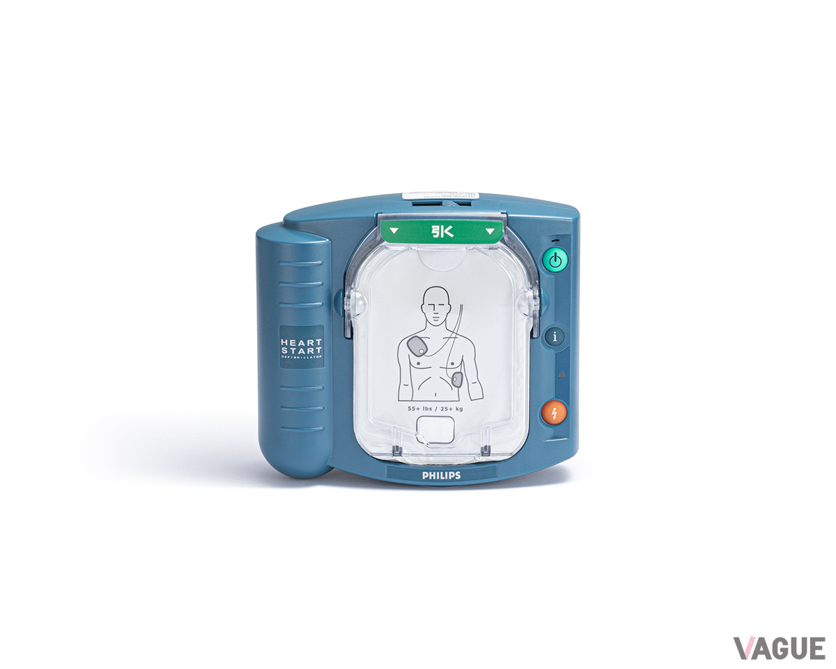 レバーを引いて中身を出し、指定の部位にシートを当てる