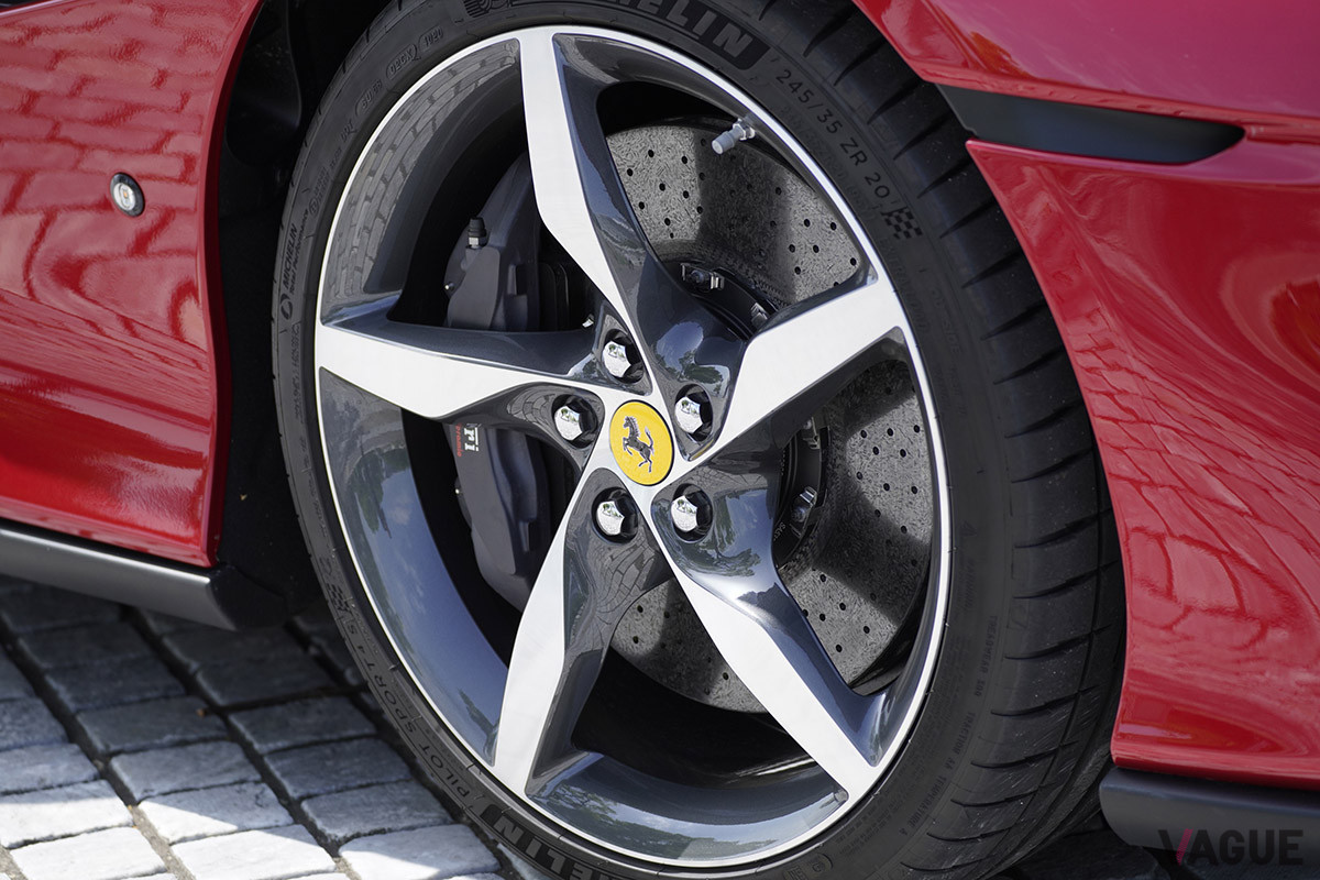 試乗車は20インチアルミホイールに、ミシュランのパイロットスポーツが装着されていた。ホイールは全7種のラインナップとなる（C）柳田由人