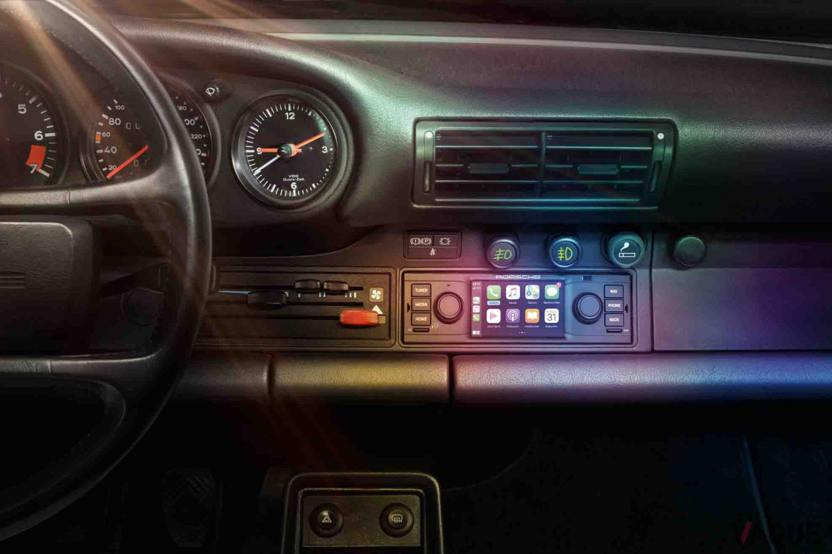 「ポルシェクラシックコミュニケーションマネジメントシステム（PCCM）」をインストールしたセンターコンソール