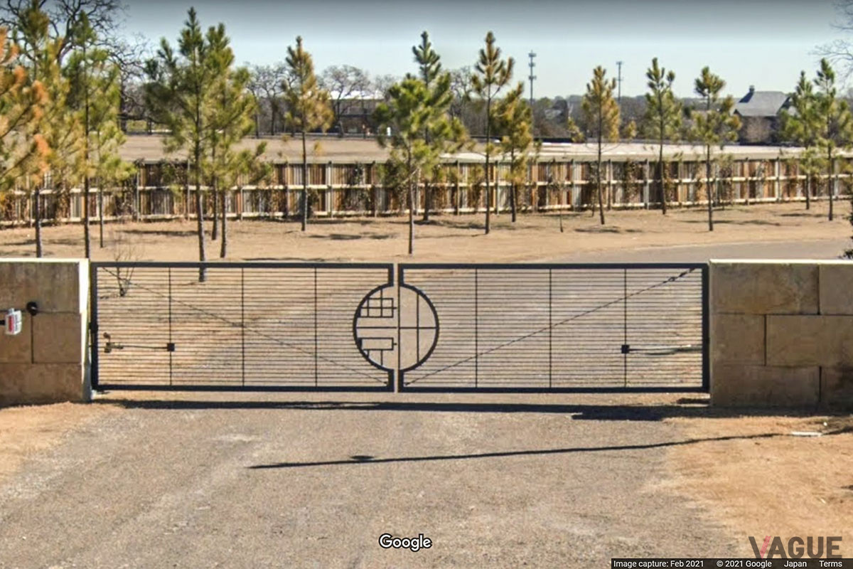 豊田と型どられた門。正直いわれないと気づかないかもしれない（C）Google Map