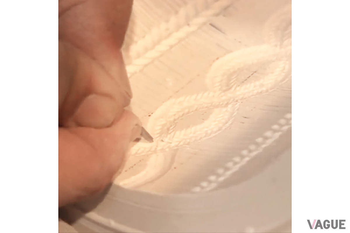 図面と本物の刺繍とを見比べながら、ニット生地の立体感や1本1本の糸の表現まで手作業で表現