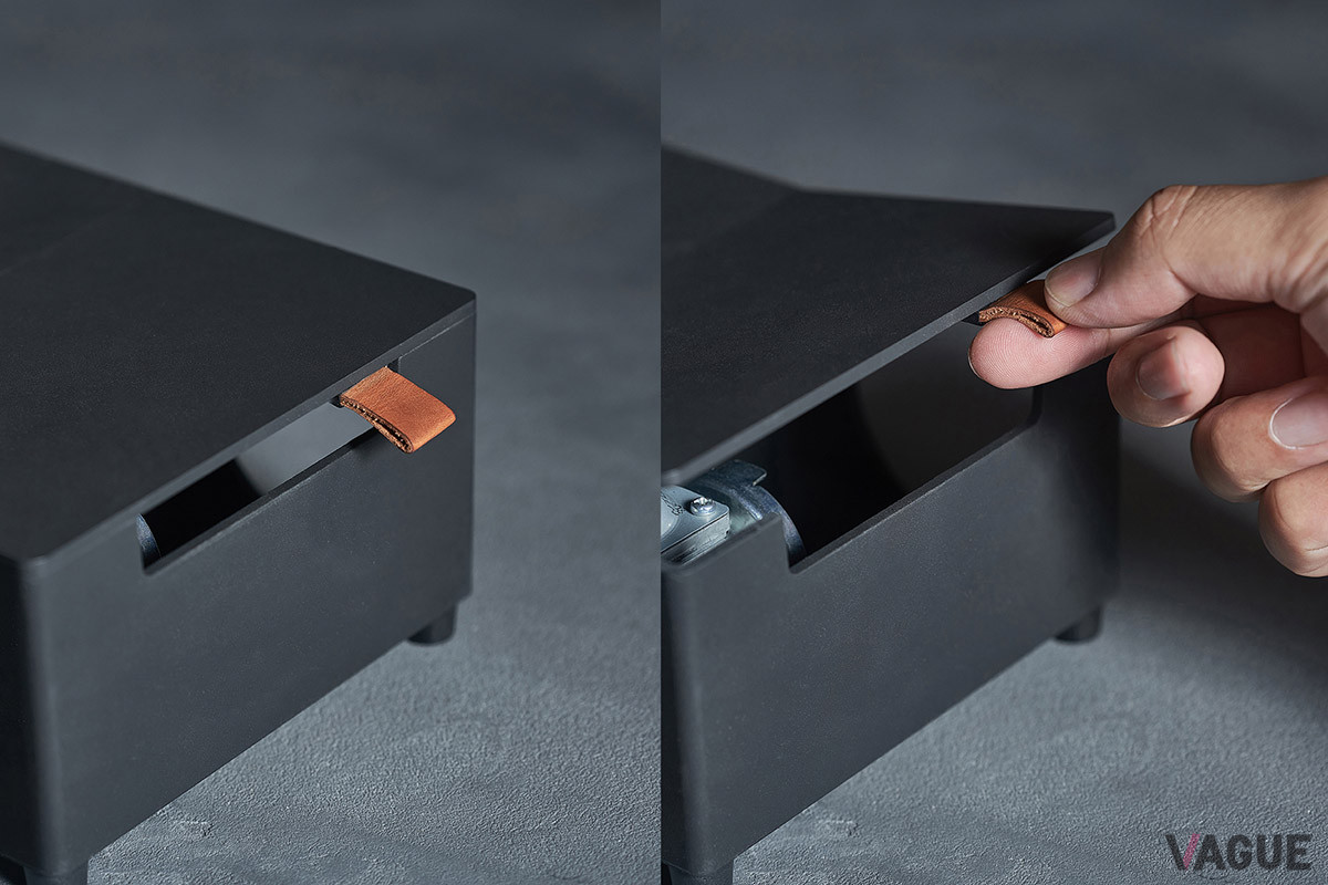 カセットボンベ交換時に開閉する本体カバーのベルトには、耐水加工を施した天然の牛革を採用