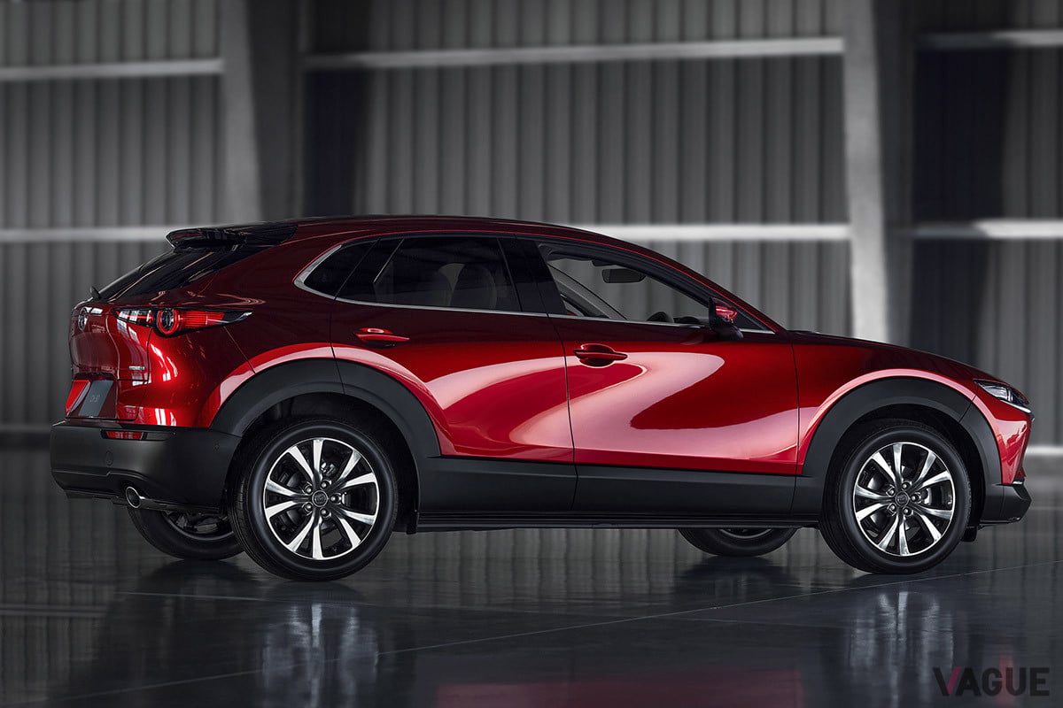 塊動デザインを採用し、美しいエクステリアを持つCX-30。実は現行マツダ車のなかでもとくに、ボディパネルのプレス加工が難しい車種だという（C）マツダ