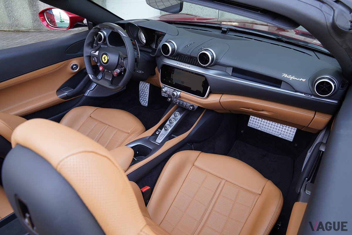 インテリアデザインは視線移動を減らすよう設計。最新モデルのローマとも遜色のない車内システムは、360度カメラやApple Carplay、AndroidAutoが利用できる（C）柳田由人