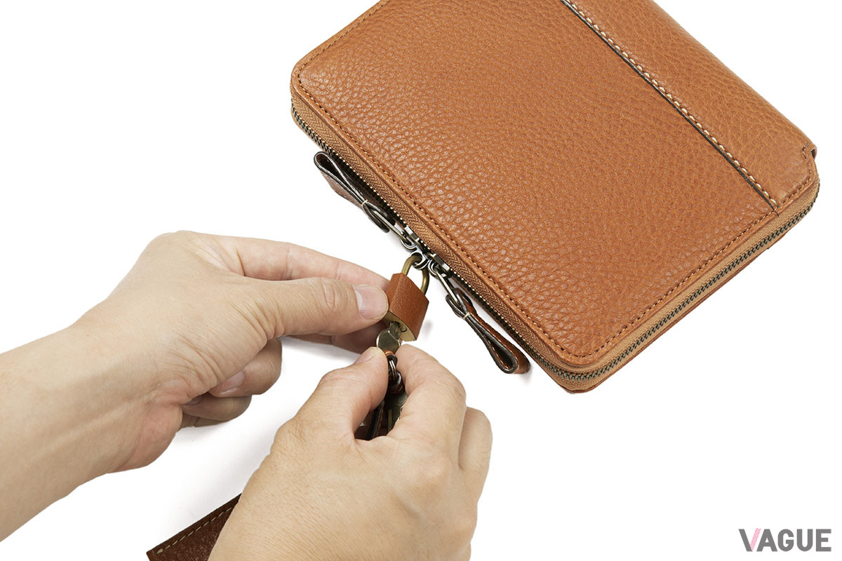 「はじまりの手帳 KEY」には革巻きの錠前とキーストラップが付く。内側のポケット類も充実