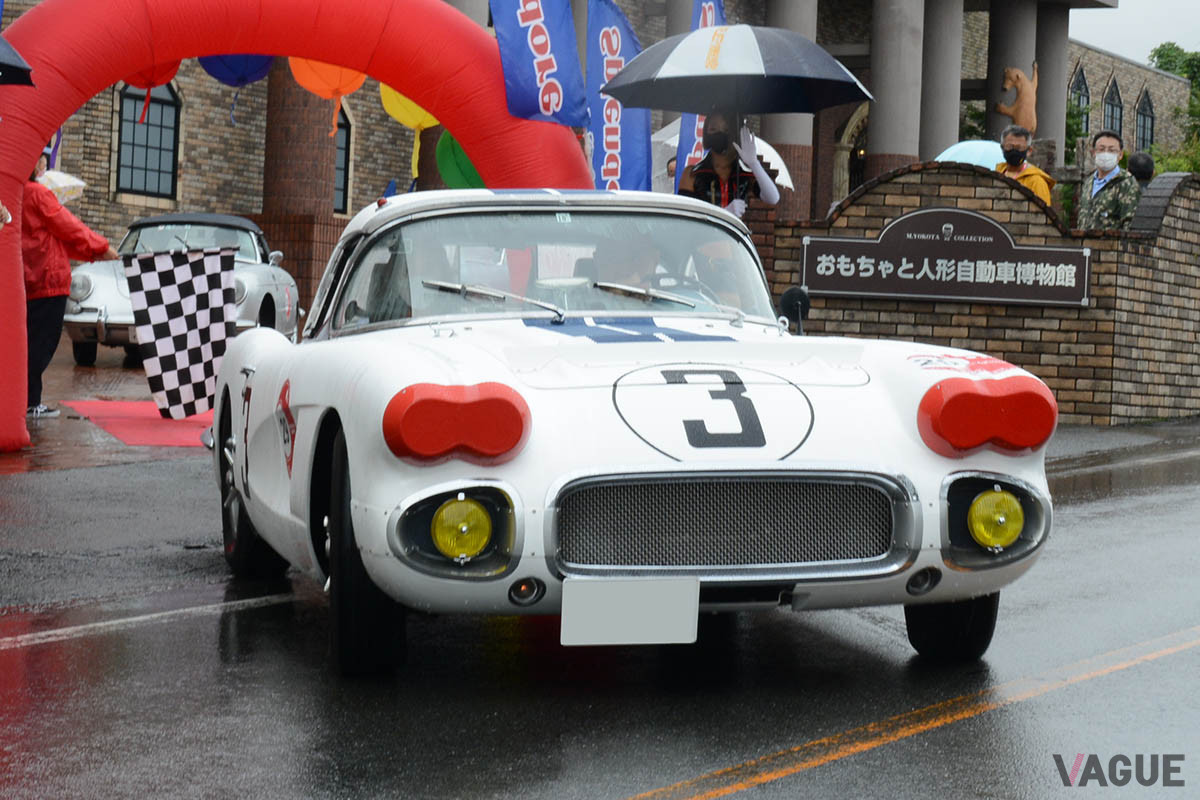 往年のル・マン仕様に仕立てたコルベットも、静かにスタートしてゆく