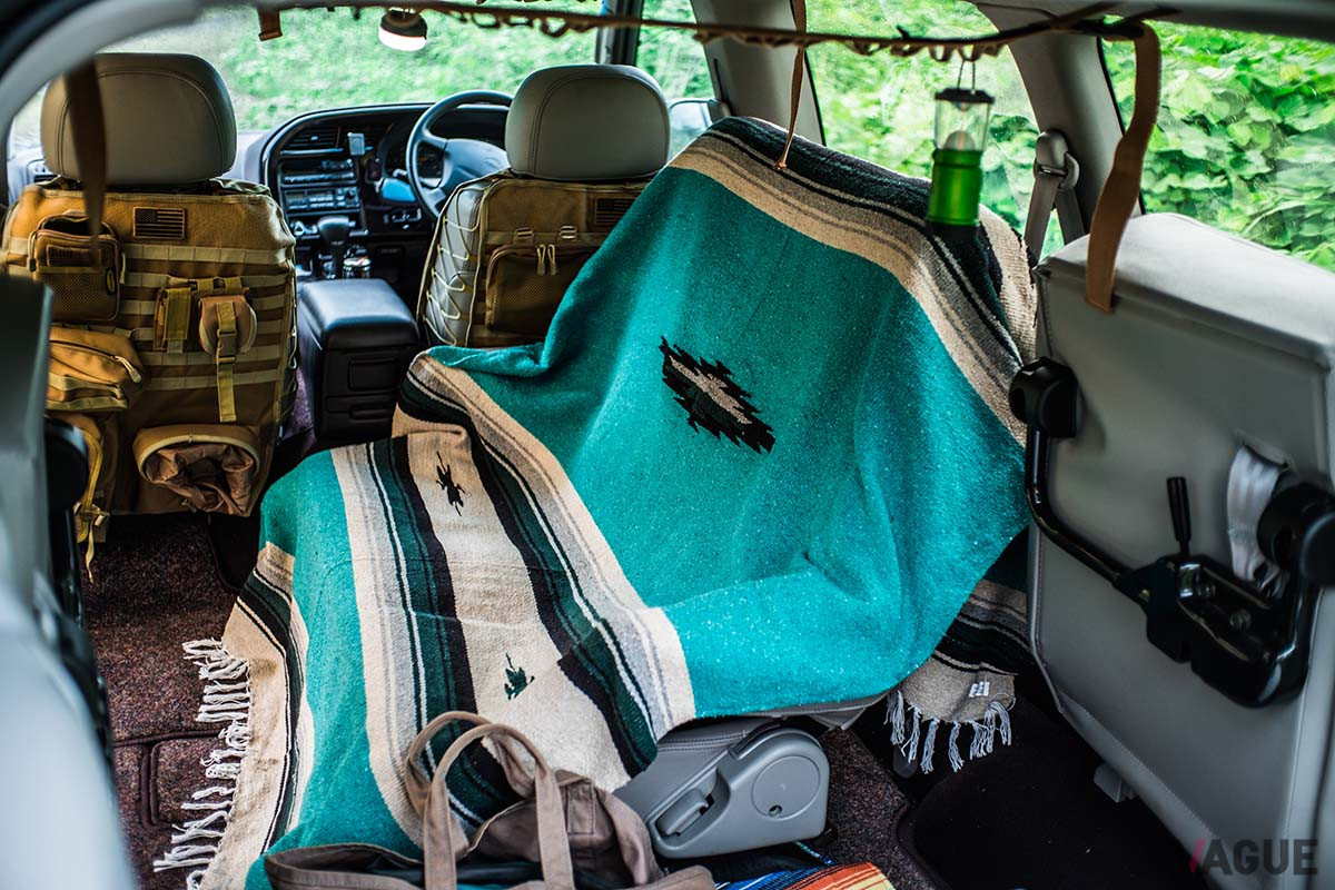 私の愛車はセカンドシートを90度回転させることが可能。デイキャンプの際はエルパソ製のラグマットを掛けてソファー代わりに