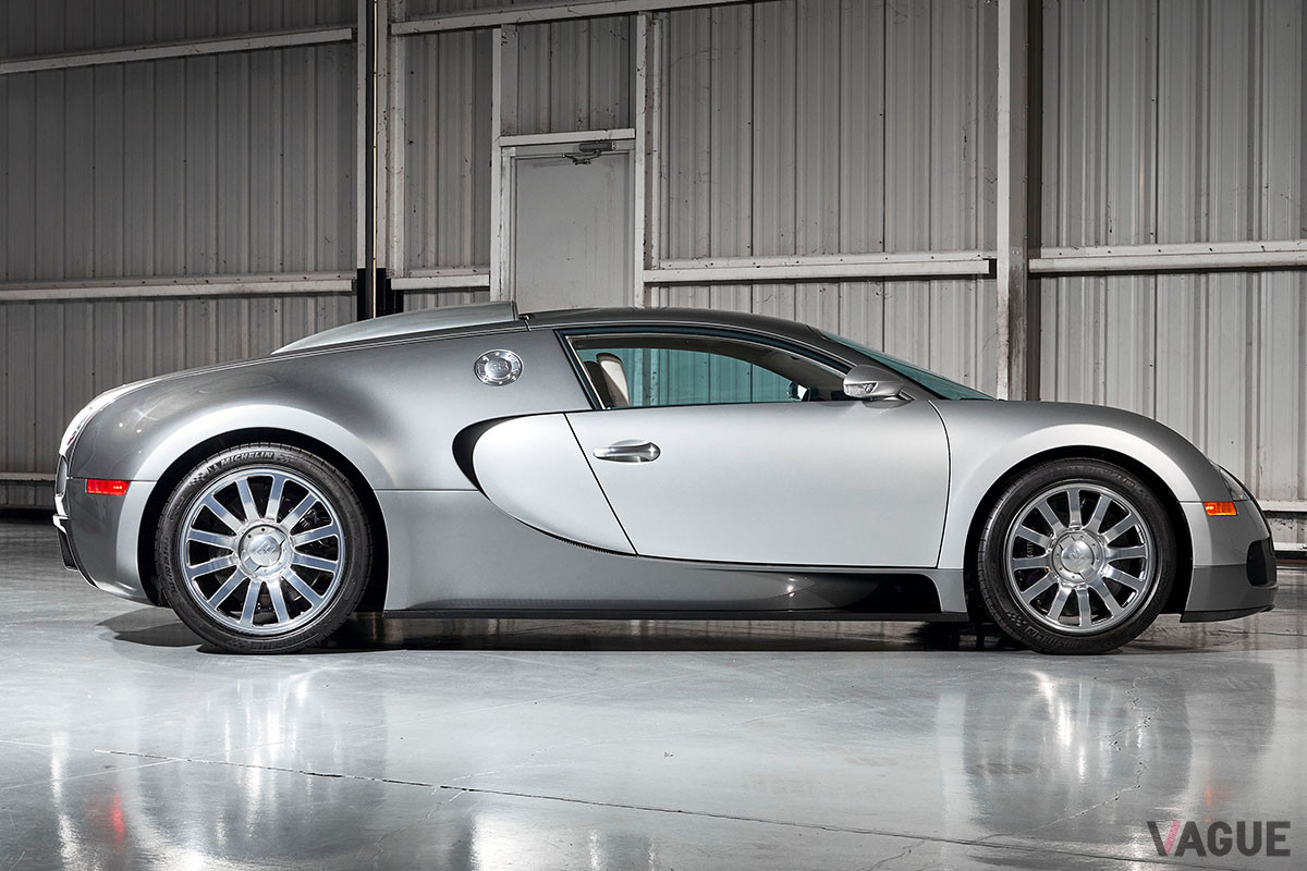 約1億7000万円で落札されたブガッティ「ヴェイロンEB16.4」（C）2021 Courtesy of RM Sotheby's