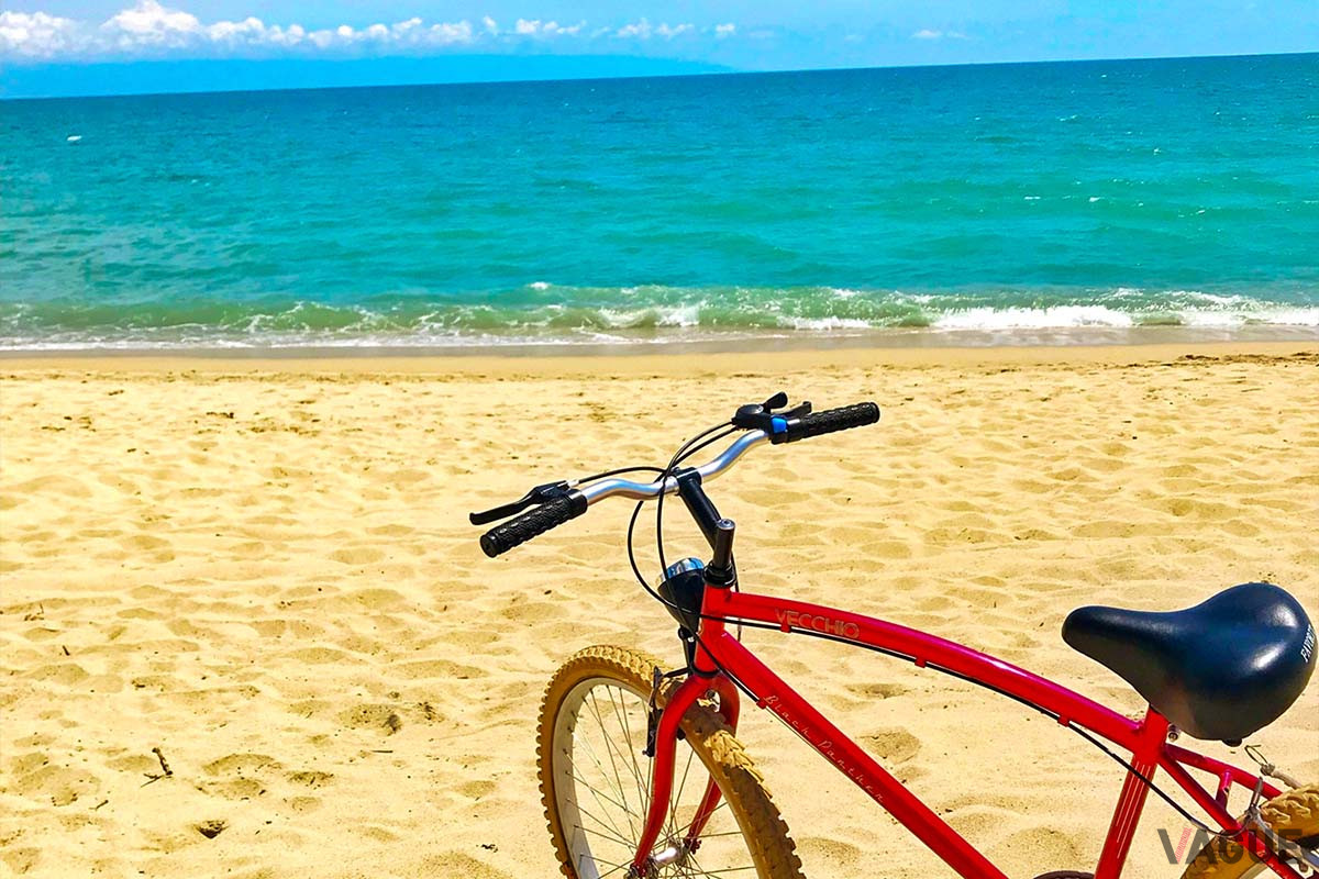 近場のビーチでは海水浴を楽しめる。島のスポットめぐりに便利なレンタサイクルも用意