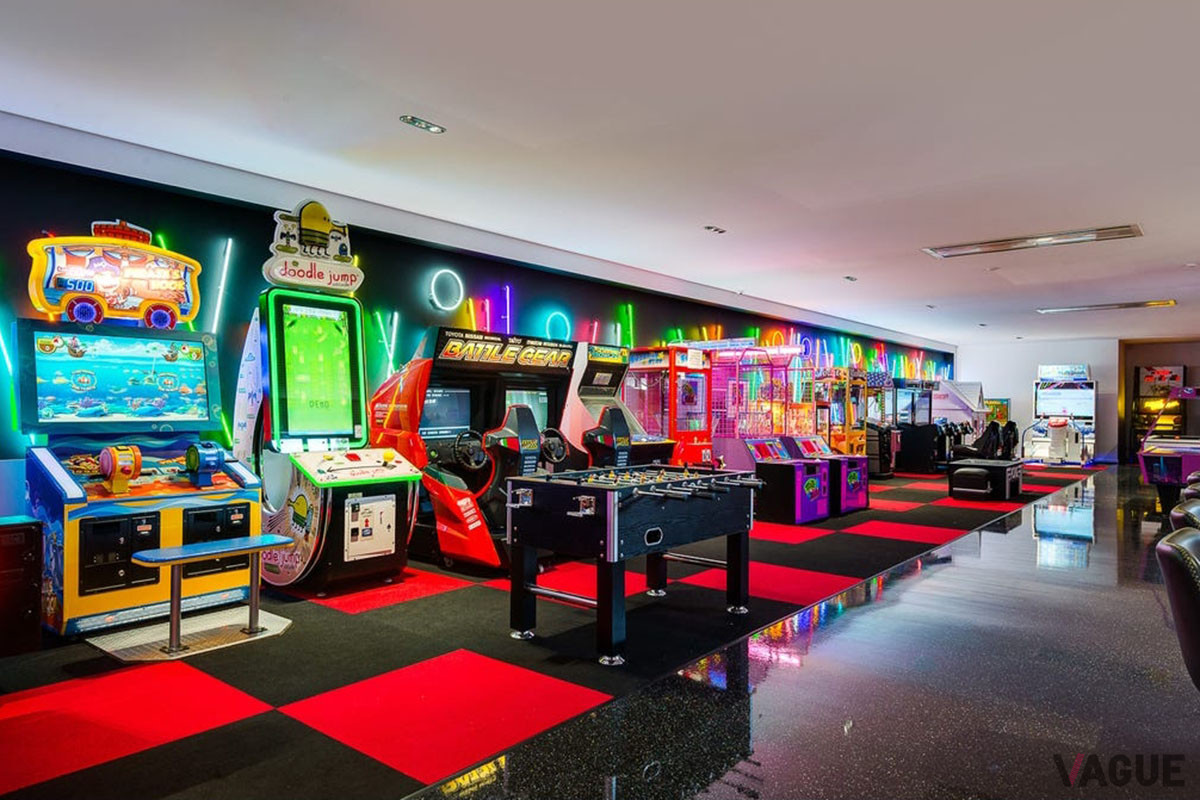 大量のアーケードゲーム機体が並び、まるでゲームセンターのようだ（C）realestate