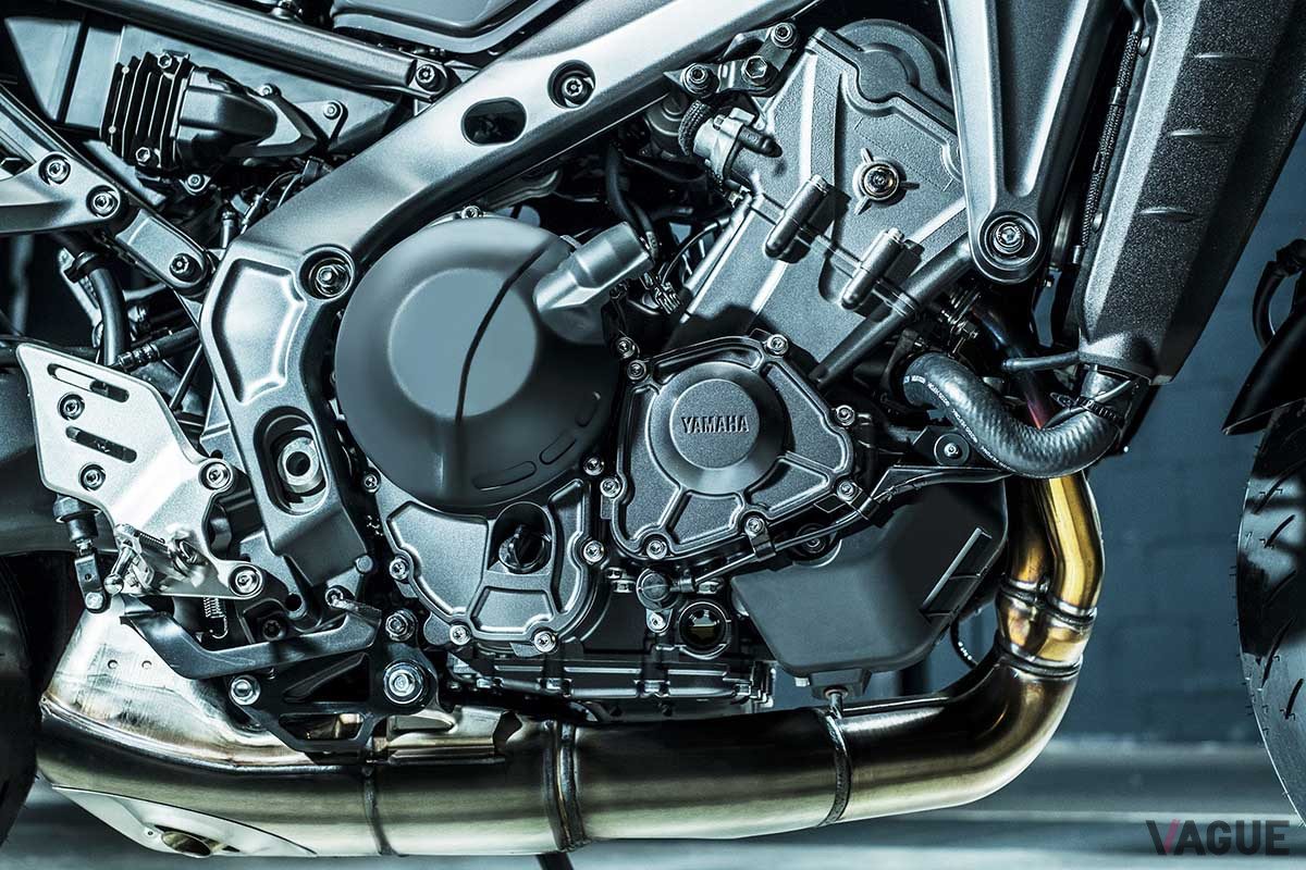 「MT-09」の3気筒エンジンは、2気筒ならではのトルク感と4気筒特有のスムーズさを両立