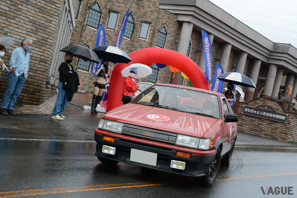 「頭文字D」の聖地である榛名に向けてスタートするトヨタAE86レビン