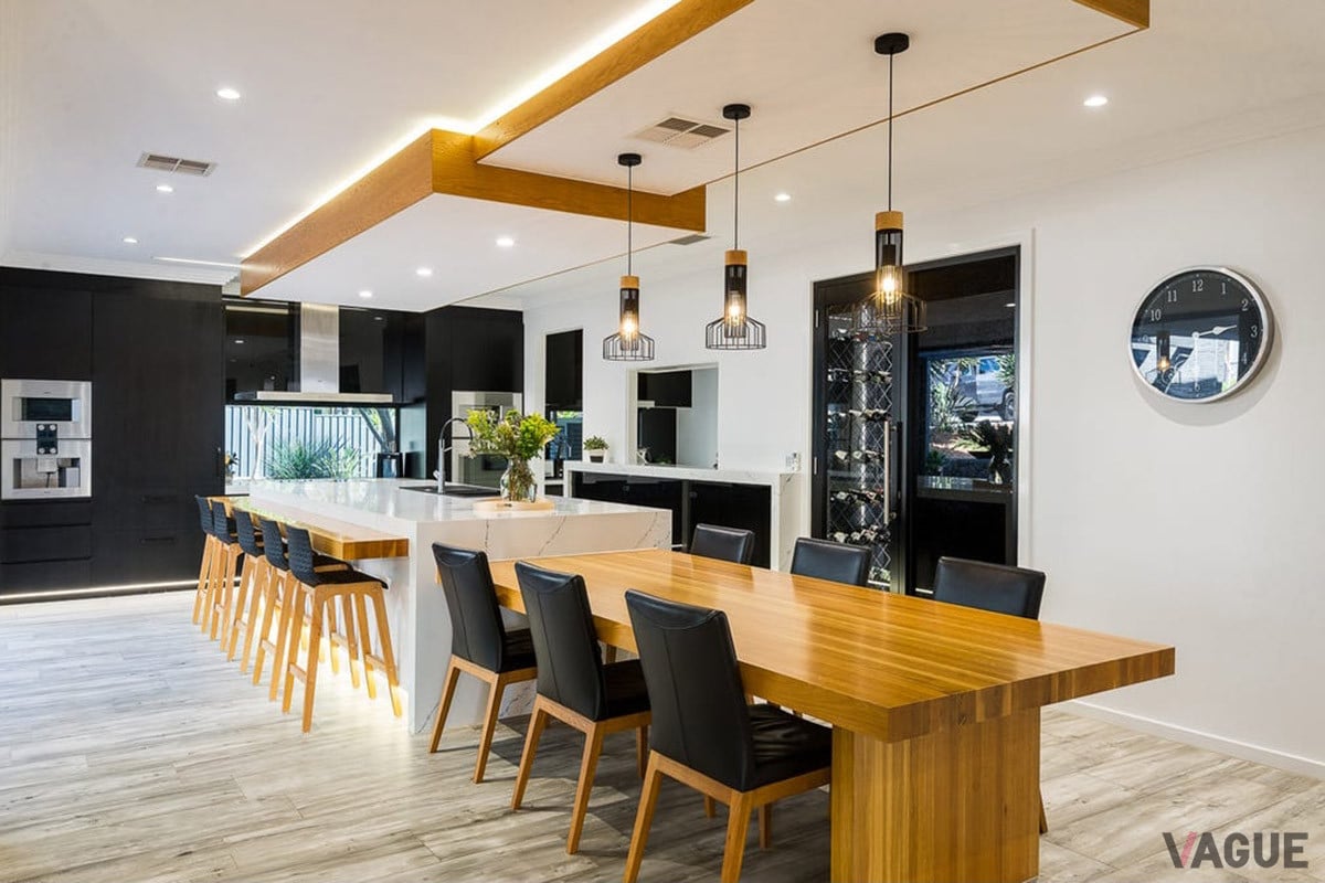 ダイニングルームは、モノクロ基調のモダンなデザイン（C）realestate