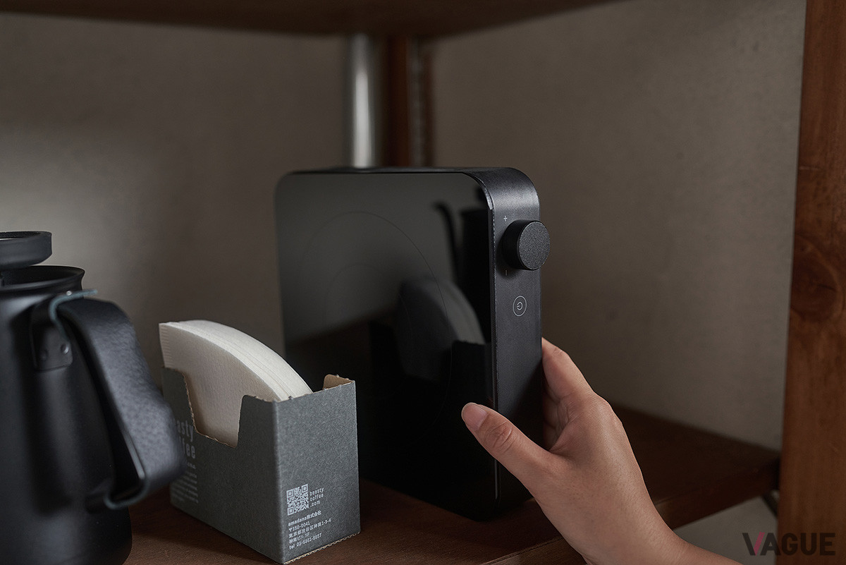 使わないときはコンパクトに収納できる「IH PLATE」。シンプルかつ高級感あるデザインはインテリアの雰囲気を壊さない