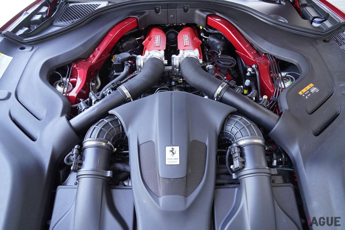 搭載されるエンジンはレブリミット7500rpmの高回転型。パフォーマンスは0−100km／h加速3.45秒、最高速度320km／h以上を誇る（C）柳田由人