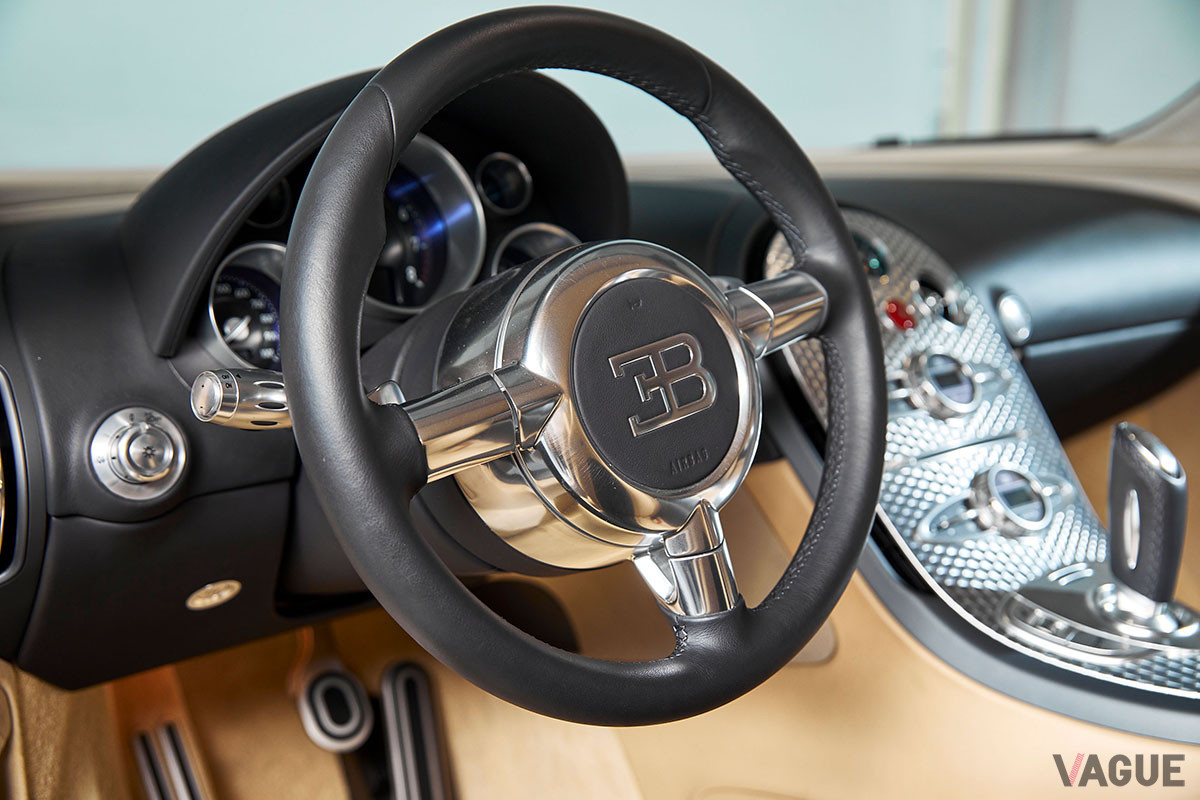 約1億7000万円で落札されたブガッティ「ヴェイロンEB16.4」（C）2021 Courtesy of RM Sotheby's
