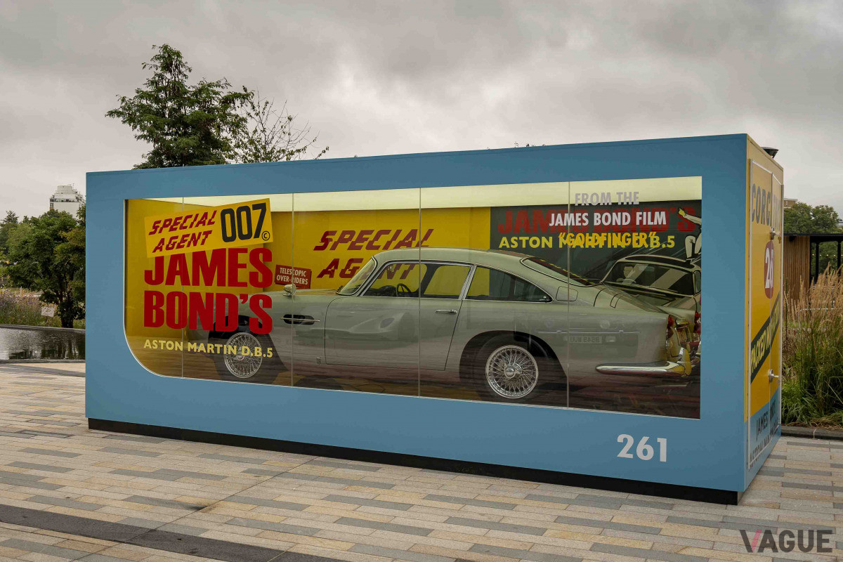 コーギー社のミニカーのボックスを、実車サイズで再現。もちろん、ボックスのなかに入っているのは実車の「DB5」だ