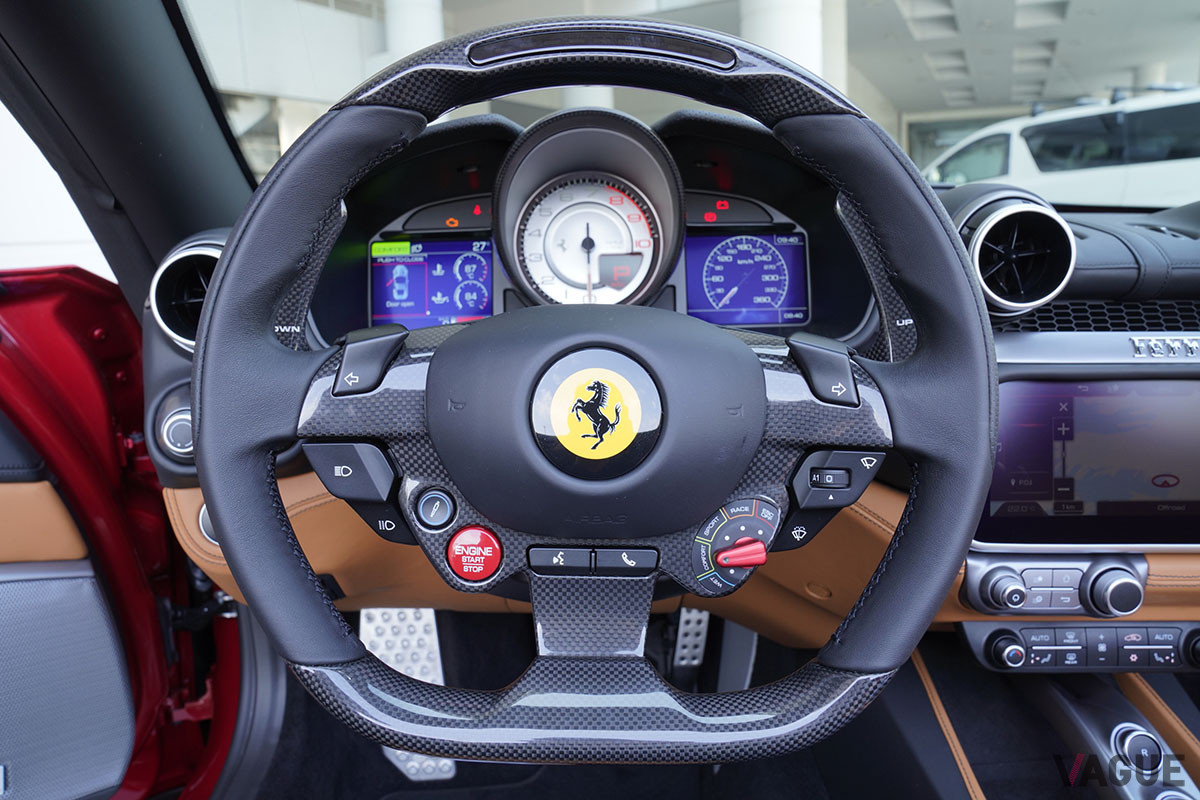 ハンドルには主要スイッチを集約。またポルトフィーノMやローマから、V8 FRモデル初となるレースモードを搭載する。7段から8段となったDCTギアボックスや、F1由来のトラクションコントロールで、より一層スポーツ走行に磨きがかかっている（C）柳田由人
