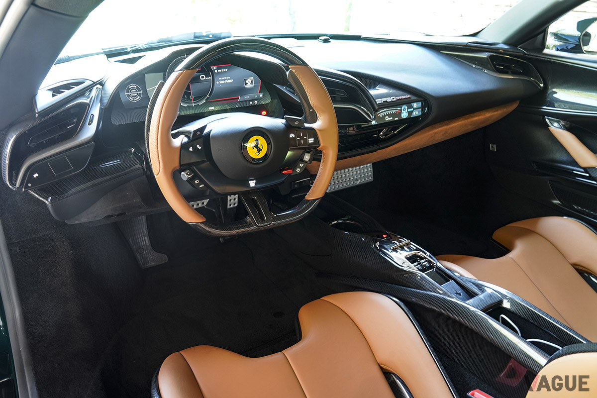ドライバーが運転により集中できるデザインとなっているインテリア。デジタルモニターは3D効果を生み出し視認性を向上させている。またヘッドアップディスプレイも装備する（C）柳田由人